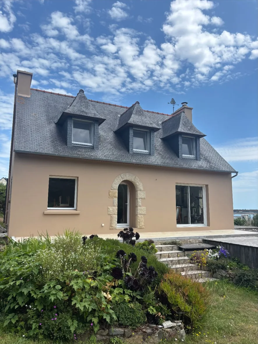 Maison de client avec une toiture en ardoise et trois lucarnes